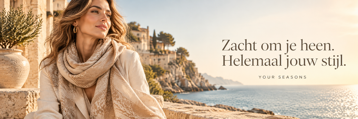Vrouw met een beige sjaal aan de mediterrane kust – Sjaals Ladies van Your Seasons